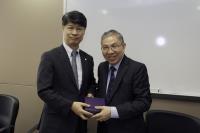 Prof. Chan Wai-yee (right) presents souvenir to Prof. Lee (left)